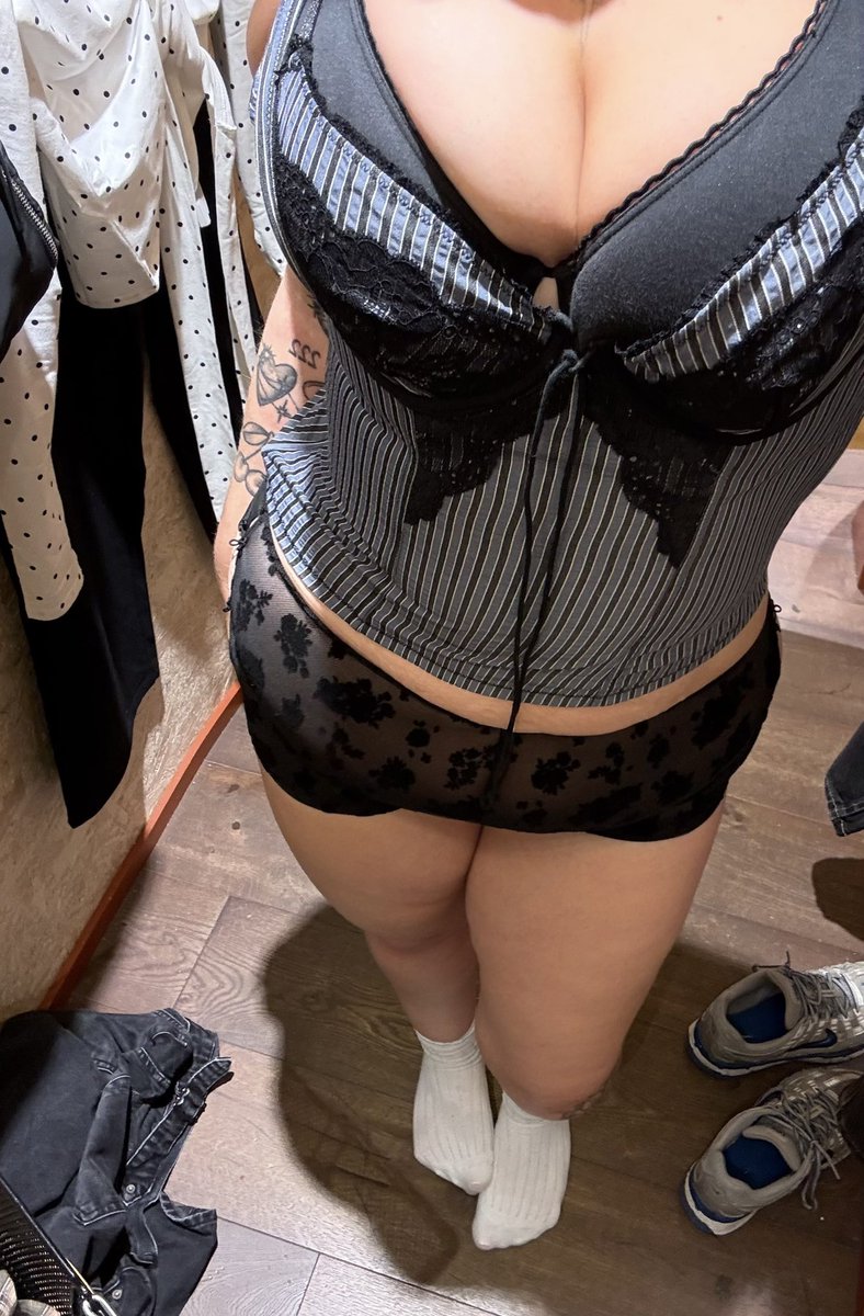 spoiltgrace's tweet photo. lots of colour in the wardrobe as usual 🖤☕️👽 
anyway.. approach to reimburse https://t.co/ow0q7L6epW