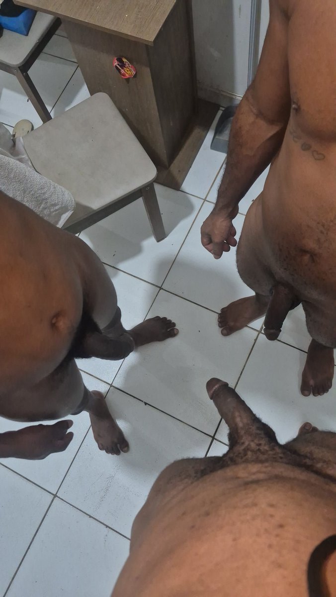 CariocaDeRuaRJ's tweet photo. - O pretinho (@2LLindao) veio no meu apartamento, aqui no Centro Rio de Janeiro RJ, ja chamei pra gravar com eu e meu amigo negao (@OttoeJonnieRJ). Um trio de pretos cariocas. Vai vir que horas? Uma festinha com muita lactose! 

Veja completo em nossas plataformas.

- @OttoAugustoRio
