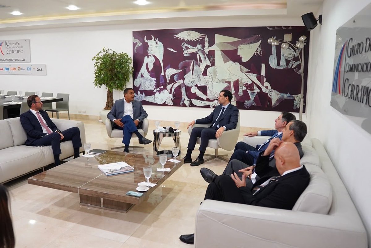 robertoangel02's tweet photo. Participé en el Almuerzo del Grupo de Comunicaciones Corripio, un espacio de conversación sobre las prioridades y los principales proyectos que impulsamos desde el Ministerio de Cultura.

Hablamos de protección y revitalización del patrimonio, formación artística, industrias creativas, descentralización y de las iniciativas que desarrollamos para acercar las políticas culturales a todo el territorio nacional.

Agradezco al Grupo de Comunicaciones Corripio por este espacio de diálogo y por la oportunidad de compartir la visión y el trabajo que estamos desarrollando.