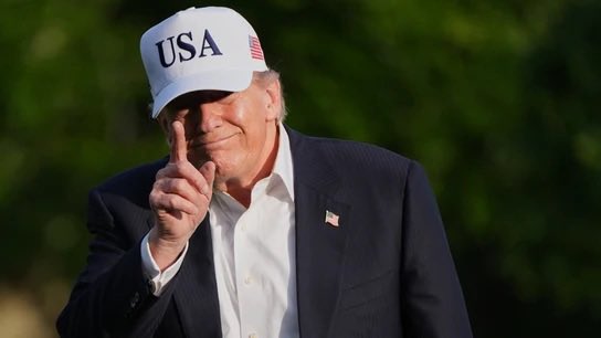 LuisCardenasMx's tweet photo. 🚨 #ÚltimaHora | Trump exige a México ir contra funcionarios ligados a los cárteles

En una determinación presidencial enviada al Congreso de EU, Donald Trump reconoció los decomisos, la destrucción de laboratorios y el despliegue fronterizo del gobierno de Claudia Sheinbaum, pero advirtió que México “debe hacer mucho más” contra el narcotráfico.

Exigió identificar, detener y enjuiciar a “los muchos funcionarios públicos corruptos” que han ayudado a los cárteles, aunque no dio nombres. También demandó mayor inversión en seguridad y más inspecciones en los puertos de entrada.

Información @Reforma