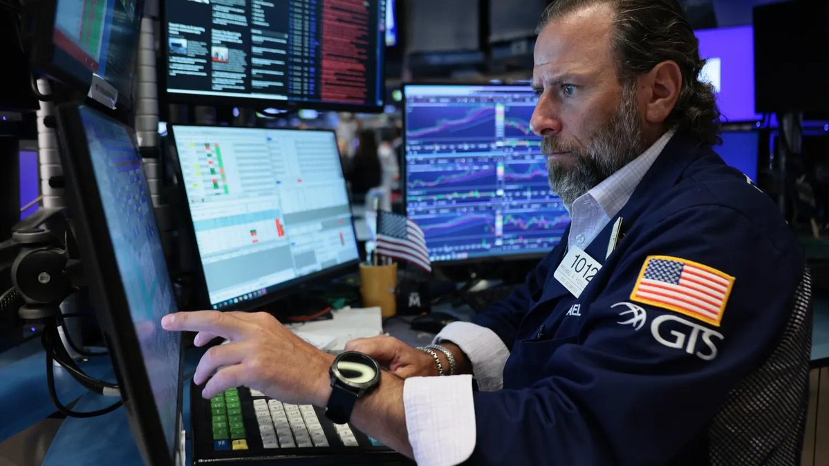 ImThatSaraGirl's tweet photo. Traders on prediction market platform Kalshi now see about a 66% chance that the S&amp;P 500 hits 8,000 in 2026.
Those high odds come after the broad index surged more than 5% over just four sessions as the AI trade reignited after a slump in late June and July. https://t.co/KVfKtZ5djo