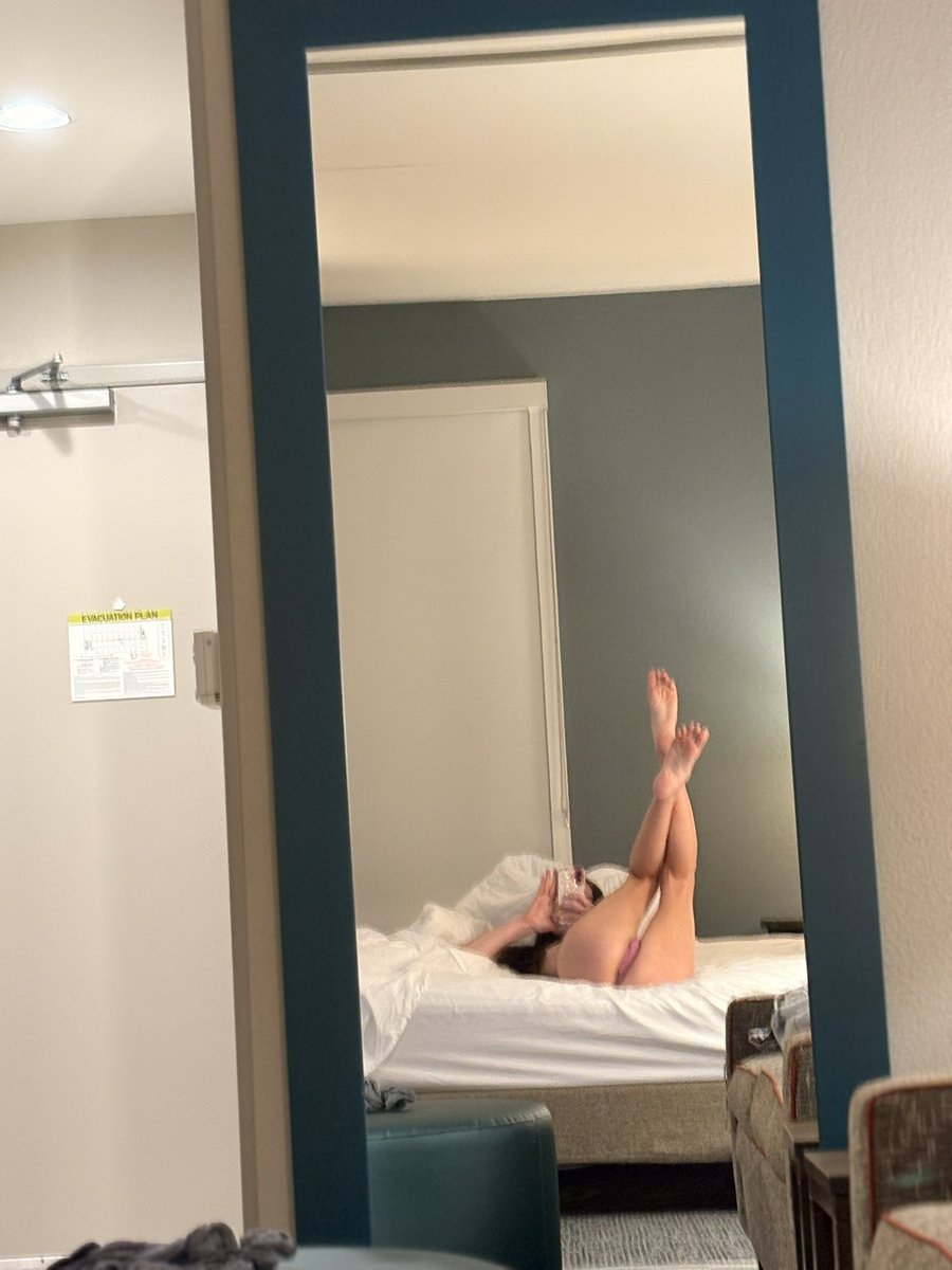 MsCloroxKitty's tweet photo. going to start pushing my xontent &amp; lives on other platforms <3 hii guys https://t.co/M5B6DNGtXC