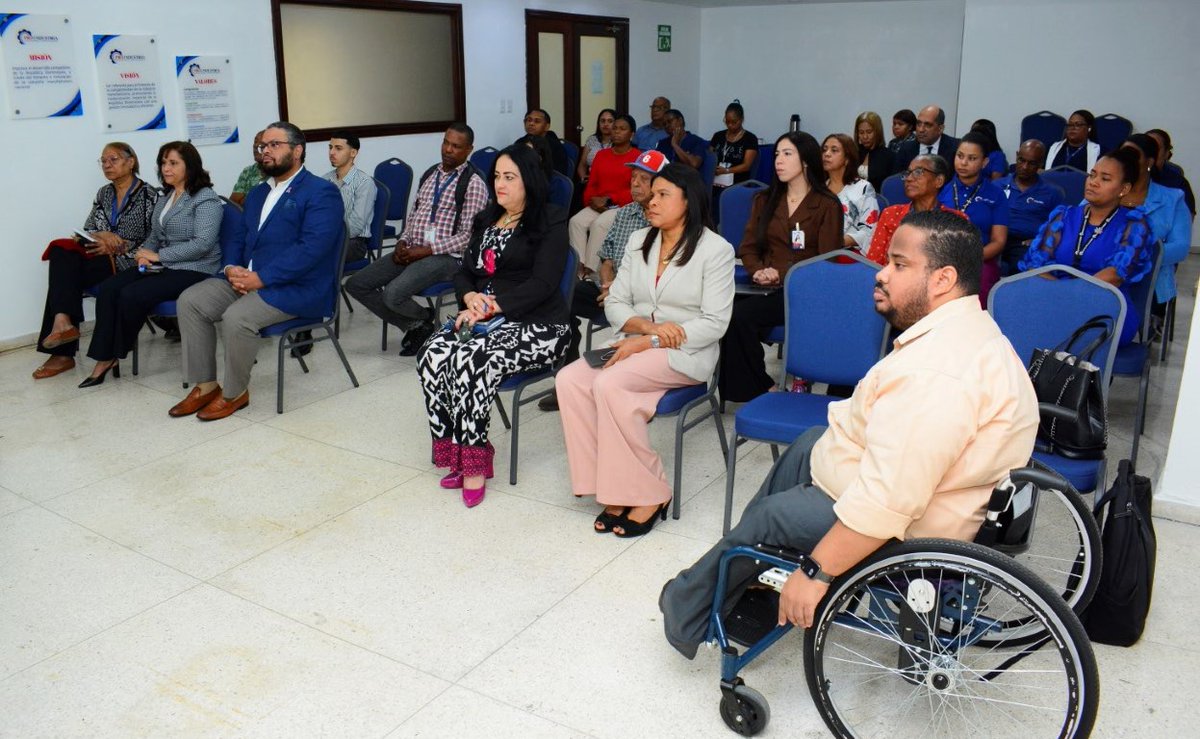 ProIndustriaRD's tweet photo. La capacitación permitió fortalecer conocimientos sobre el trato adecuado, la terminología inclusiva, la interacción respetuosa y los derechos de las personas con discapacidad. https://t.co/KbnC3NjTYs