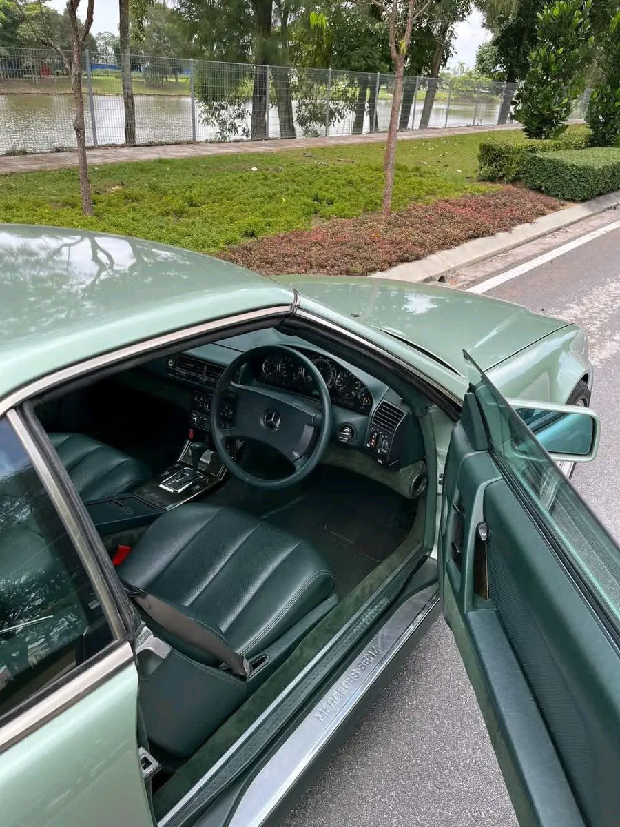 emonikolatesla's tweet photo. Someone in a FB group I'm in posted their 1990 SL and I'm losing my mind. R129 body wears Willow Green beautifully. The color emphasizes how clean and architectural the Bruno Sacco era design was. One of the best specs I've seen https://t.co/Y5jpVdOC62
