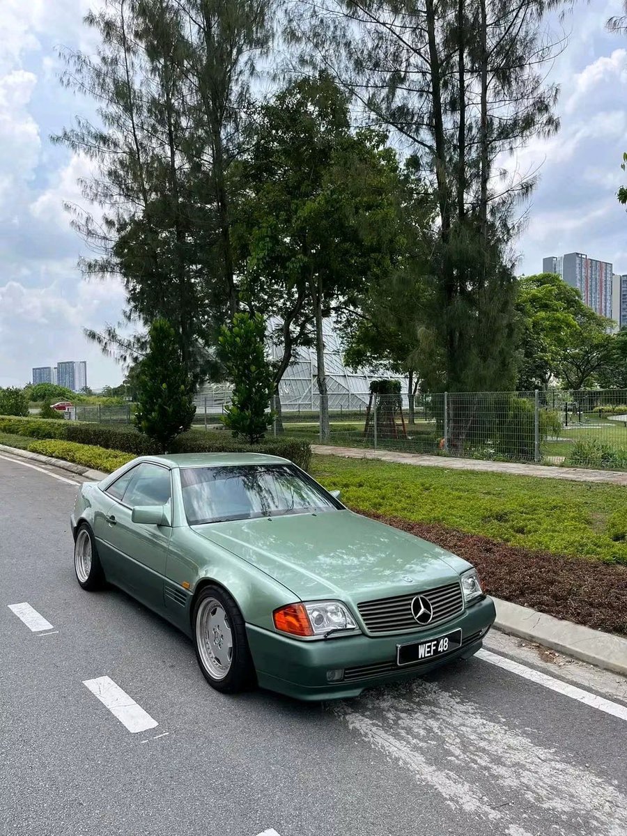 emonikolatesla's tweet photo. Someone in a FB group I'm in posted their 1990 SL and I'm losing my mind. R129 body wears Willow Green beautifully. The color emphasizes how clean and architectural the Bruno Sacco era design was. One of the best specs I've seen https://t.co/Y5jpVdOC62
