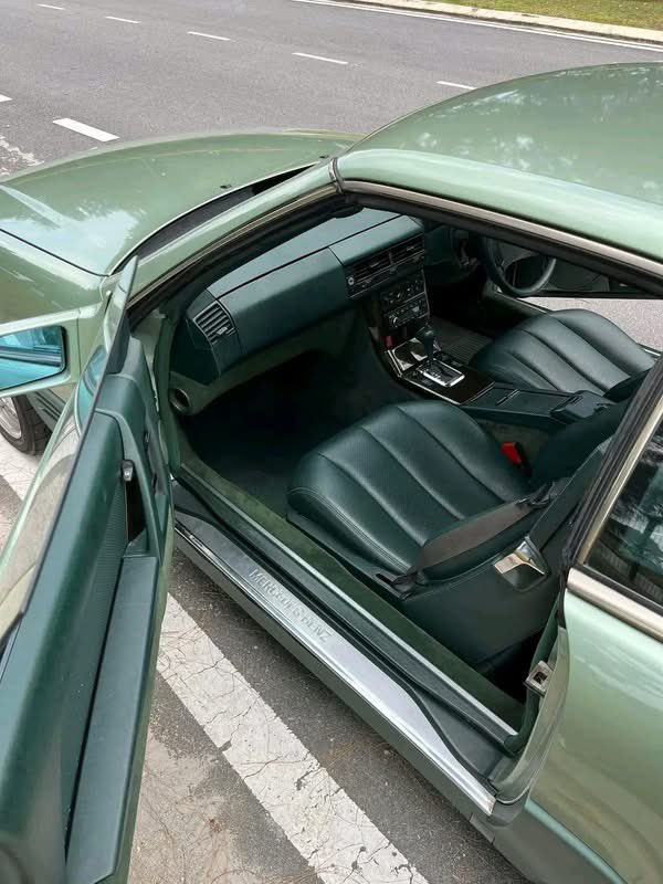 emonikolatesla's tweet photo. Someone in a FB group I'm in posted their 1990 SL and I'm losing my mind. R129 body wears Willow Green beautifully. The color emphasizes how clean and architectural the Bruno Sacco era design was. One of the best specs I've seen https://t.co/Y5jpVdOC62