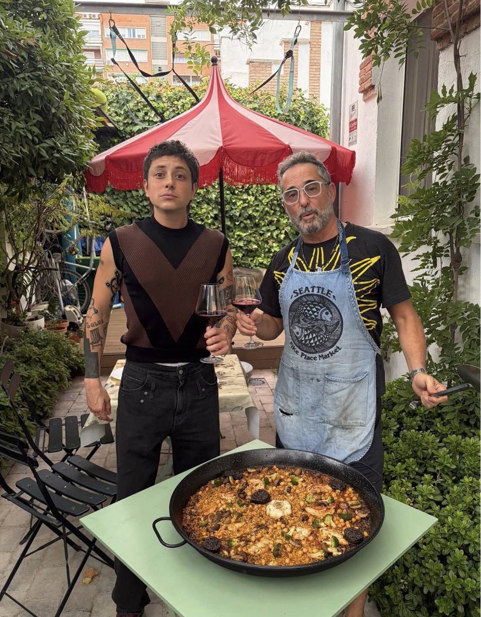 CA7OPACOCRAVE's tweet photo. Jorge Drexler sube una foto a sus redes cocinando con Paco Amoroso para festejar sus 15 nominaciones entre los dos! https://t.co/uFzPkgVc9k