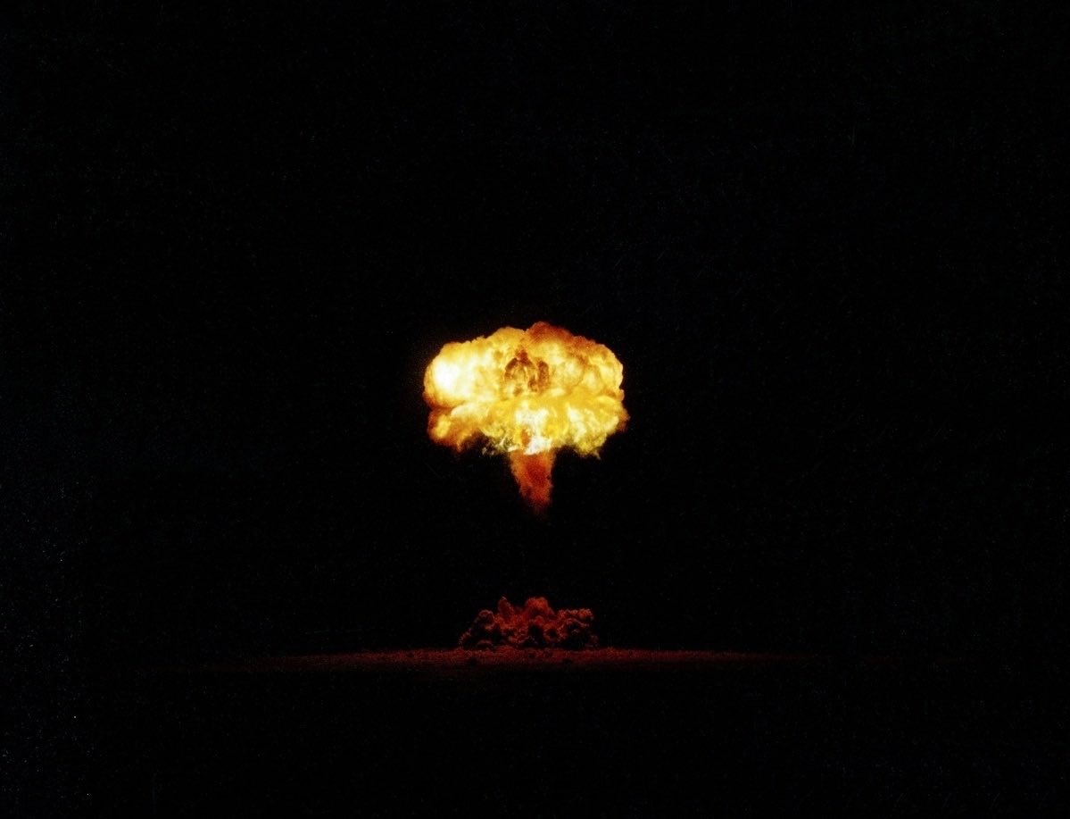atomicarchive's tweet photo. «Newton» nuclear test, 12 kilotons, air burst (balloon) 457 m, Nevada test site, 5:50 a.m. September 16, 1957. LASL test of XW-31 variant, boosted primary in thermonuclear system mockup. https://t.co/uiCZqxSzpK