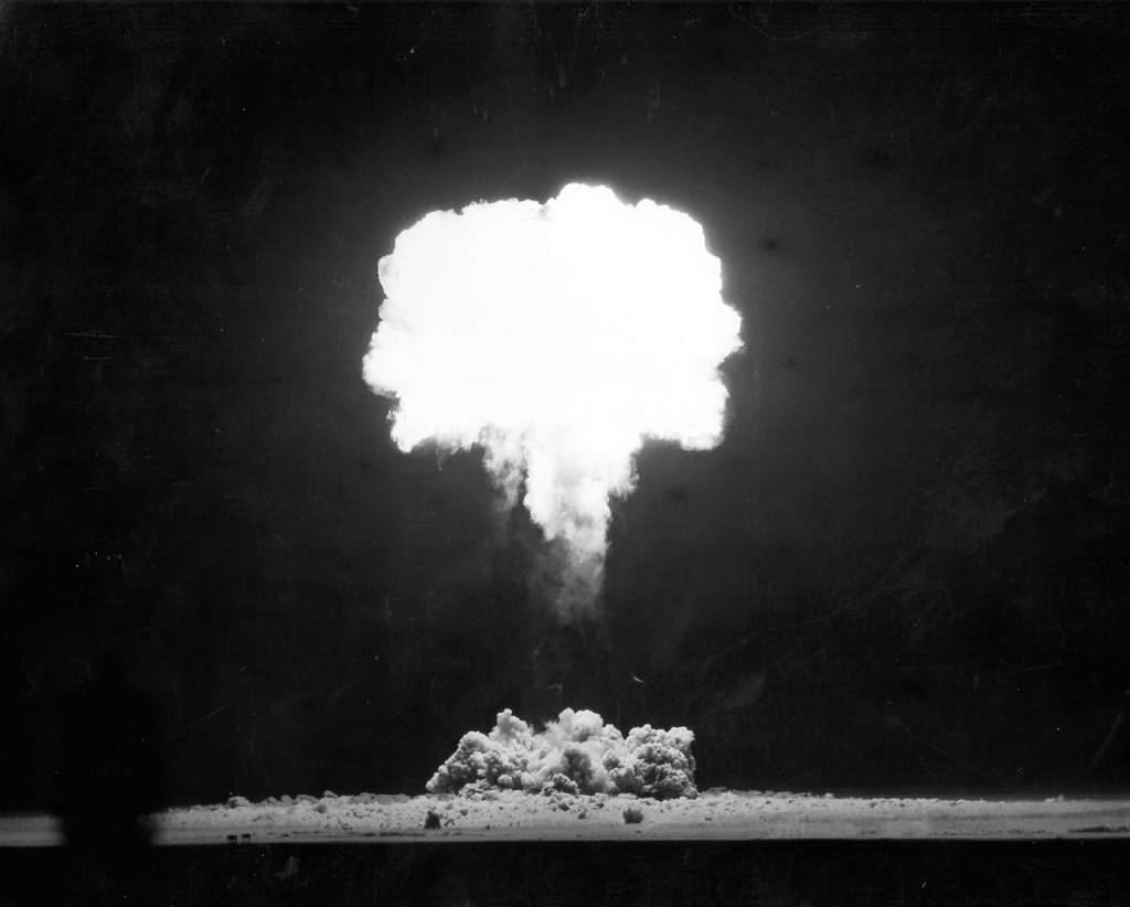 atomicarchive's tweet photo. «Newton» nuclear test, 12 kilotons, air burst (balloon) 457 m, Nevada test site, 5:50 a.m. September 16, 1957. LASL test of XW-31 variant, boosted primary in thermonuclear system mockup. https://t.co/uiCZqxSzpK