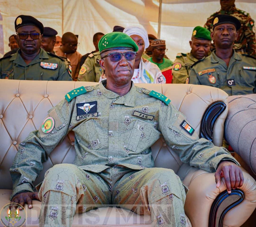 actuniger's tweet photo. 🇳🇪 #Niger | #Défense

🔰 Passation de commandement à l’État-Major des Armées.

Le Général d’Armée Salifou Mody, Ministre d’État, Ministre de la Défense nationale, a présidé ce matin la cérémonie marquant le passage de témoin entre https://t.co/gZD5Jcn485