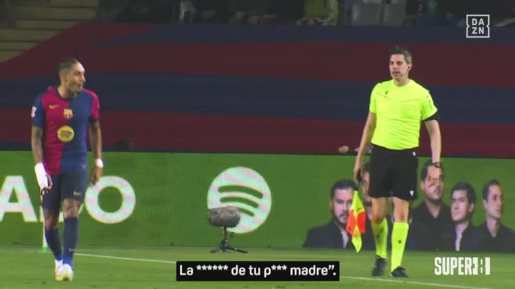 ikker_es's tweet photo. @Manutinho_FCB Raphina es el único jugador al que se le permute insultar los arbitros sin recibir ninguna sanción, barra libre. https://t.co/TLZHrZlu8Y
