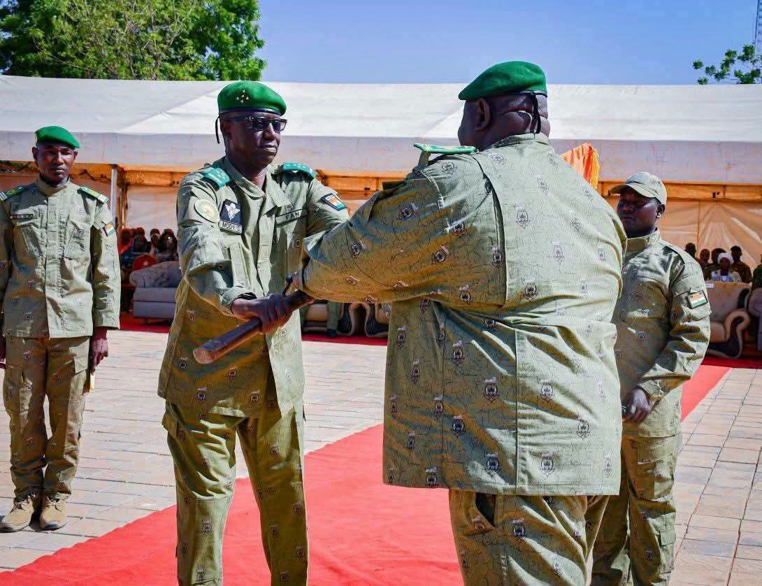 actuniger's tweet photo. 🇳🇪 #Niger | #Défense

🔰 Passation de commandement à l’État-Major des Armées.

Le Général d’Armée Salifou Mody, Ministre d’État, Ministre de la Défense nationale, a présidé ce matin la cérémonie marquant le passage de témoin entre https://t.co/gZD5Jcn485