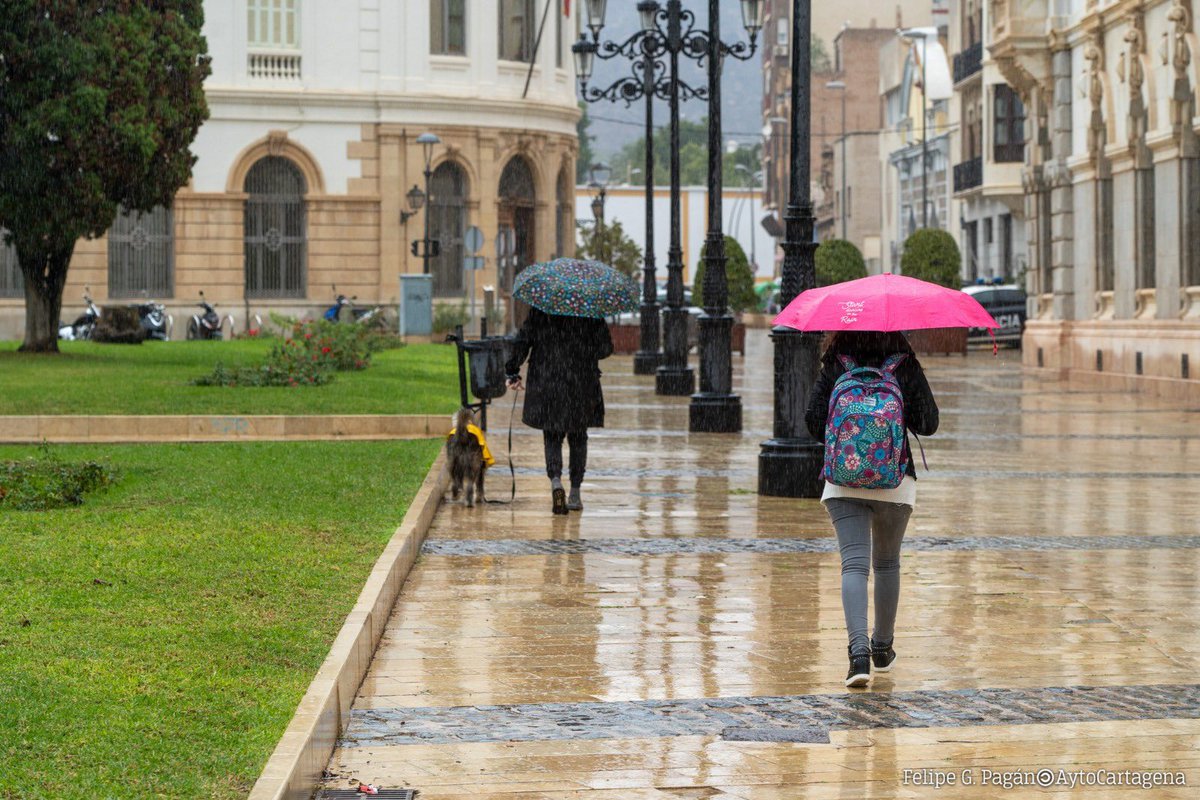 EmergenciasCT's tweet photo. (I)🏫 SUSPENDIDAS LAS CLASES ESTE JUEVES 17

⚠️ La actividad lectiva y no lectiva 🎒 en los centros educativos de #Cartagena queda suspendida hasta las 15 h este jueves ante el aviso naranja por lluvias y tormentas. https://t.co/pBEL54GkR6