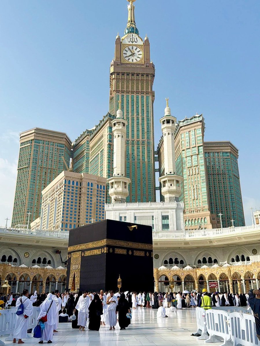 abusumayyah_o's tweet photo. Ukiangalia ramani ya Saudi Arabia🇸🇦 [kijeshi na kiuchumi] basi utaona ina shabaha kibao zenye uzito na miji mingi sana ya kimkakati📚💦

(i) ​Kama lengo ni kuitikisa serikali [vita ya kijeshi au kiuchumi] basi kuna ​Riyadh - Capital City

Hiki ndio kitovu cha maamuzi ya kisiasa na kiutawala

(ii) Kama lengo ni kudhoofisha uchumi na mafuta basi ​kuna Dammam au Ras Tanura

Hapo ndiko kuliko miundombinu mikubwa ya mafuta na uchumi wa nchi

(iii) Kama lengo ni njia za vifaa vya kijeshi basi kuna ​Tabuk au Najran

Hayo ni maeneo yenye kambi na kanda za kijeshi zilizopo mpakani

(iv) Kama lengo ni njia za biashara basi kuna ​Jeddah au Yanbu

Hayo ni maeneo yenye bandari kuu za kibiashara na viwanda

Kwa Nini Target Iwe Haram?!

​Tufanye bomu likatua pale Makkah na kulipuka... matokeo yake yatakuwa ni nini?!

​Mbali na maafa na vifo vya watu wasio na hatia wanaofanya ibada, Huthi watakuwa wamepata faida gani ya kijeshi au kiuchaguzi kwa kuilipua Haram?!

Hivi watakuwa wameongeza kitu gani cha maana kwenye urasimu wa vita?!

​Shambulio kwenye eneo takatifu halikupi ushindi wa kivita, bali linakuvua kabisa uhalali [legitimacy] linakugeuza kuwa adui wa mabilioni ya Waislamu duniani kote, na kuharibu sababu yoyote uliyokuwa unagombea

​Bado Najiuliza: Ni mantiki gani ipo nyuma ya target kama hii?!

Ndugu Yako
Abuu Abdillaah Al-Muhawiyy 
Singida