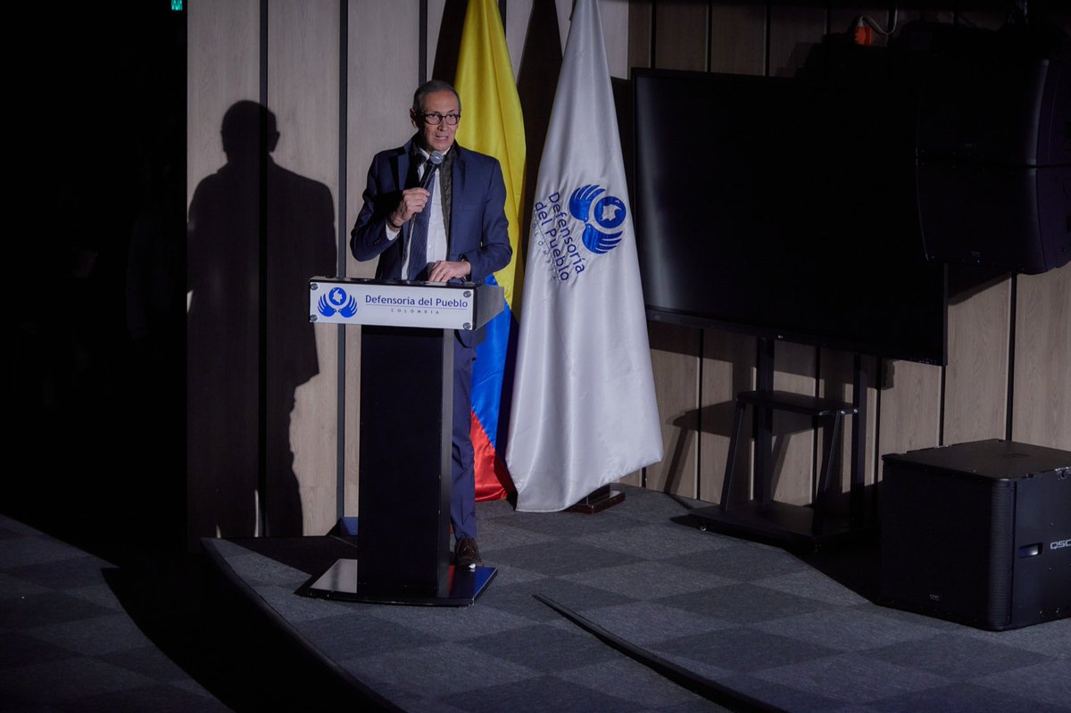 DefensoriaCol's tweet photo. #AEstaHora iniciamos la conmemoración “De la raíz a la esperanza: el poder transformador de las juventudes para el Buen Futuro”, un espacio que desarollamos junto a @UNFPAColombia, para reconocer sus voces, liderazgos e iniciativas que transforman los territorios 🍃.

Conéctate a esta transmisión especial en el marco del Día Internacional de las Juventudes, un encuentro para dialogar sobre el papel de las juventudes y su capacidad para construir un #BuenFuturoHoy.

En vivo 📹👉🏽 https://t.co/xKy9Zplraf