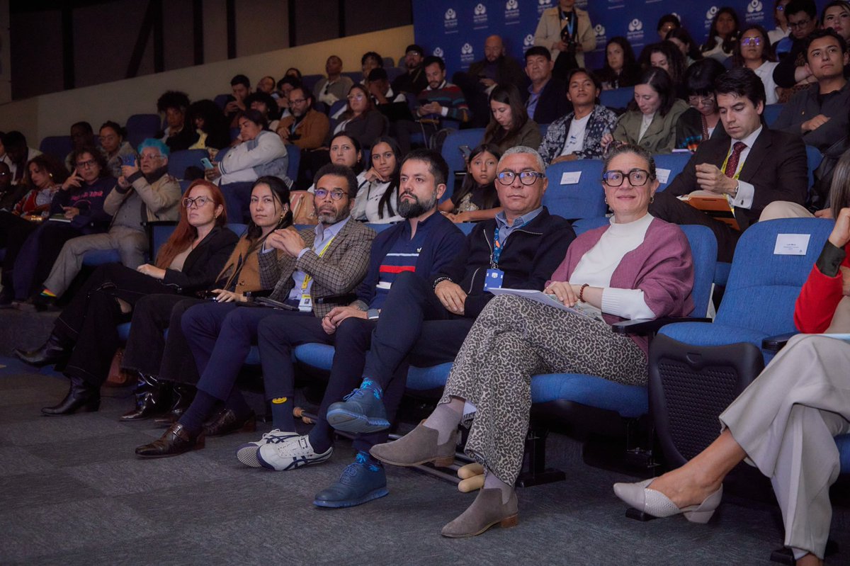 DefensoriaCol's tweet photo. #AEstaHora iniciamos la conmemoración “De la raíz a la esperanza: el poder transformador de las juventudes para el Buen Futuro”, un espacio que desarollamos junto a @UNFPAColombia, para reconocer sus voces, liderazgos e iniciativas que transforman los territorios 🍃.

Conéctate a esta transmisión especial en el marco del Día Internacional de las Juventudes, un encuentro para dialogar sobre el papel de las juventudes y su capacidad para construir un #BuenFuturoHoy.

En vivo 📹👉🏽 https://t.co/xKy9Zplraf