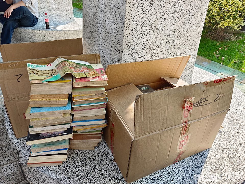 posyd598935's tweet photo. Tackled old stuff clutter today! Donated 3 bags of books, swapped 2 vintage mugs with neighbors—turning unused items into joy for others is the best small win. https://t.co/RqWAvLDEBo