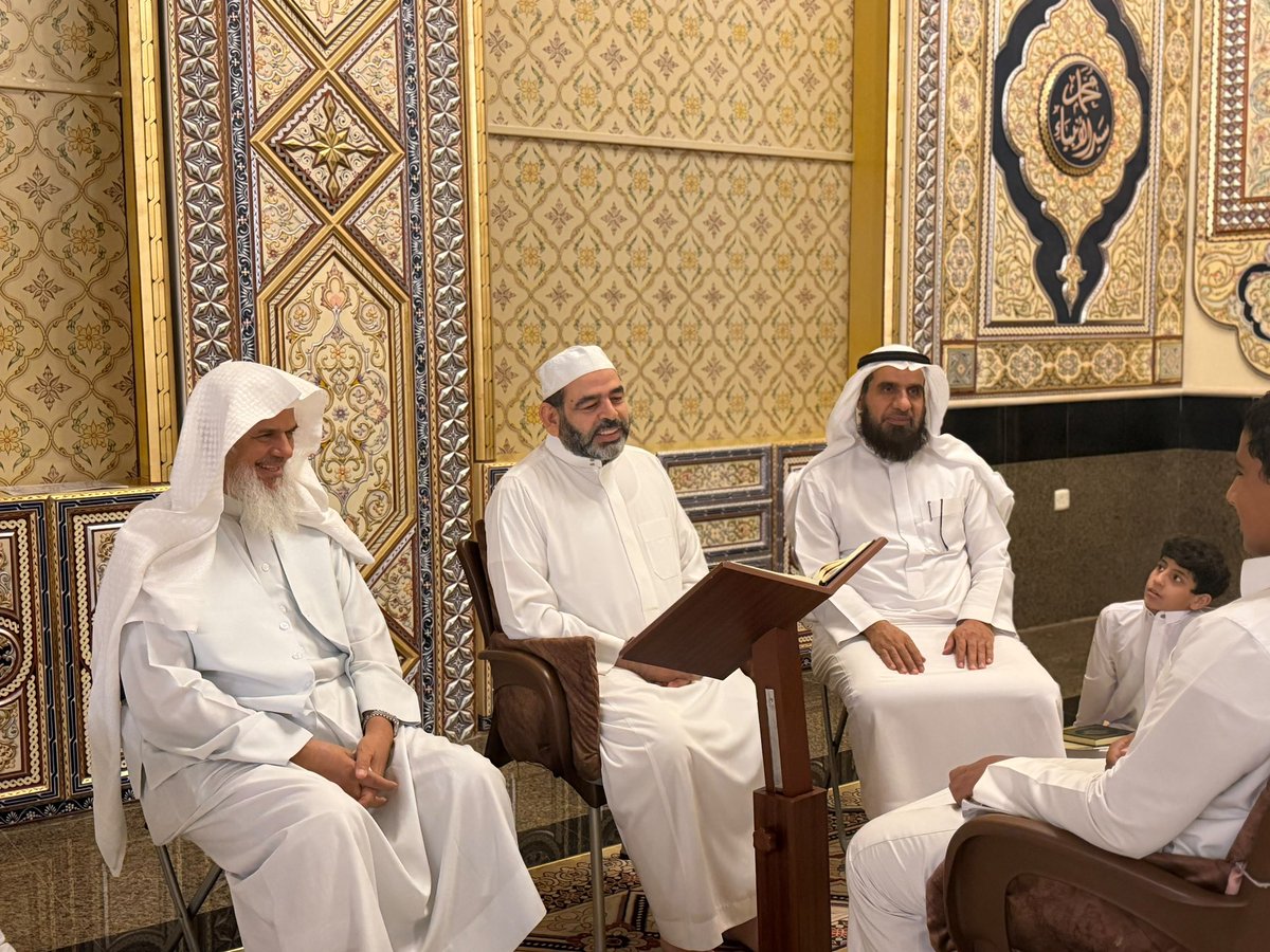 quranahsa's tweet photo. قام رئيس مجلس إدارة الجمعية فضيلة الشيخ ناصر بن محمد النعيم والمدير التنفيذي للجمعية الدكتور سليمان بن إبراهيم الحصين ومدير مكتب المبرز الشيخ صالح بو عبيد يرافقهما مدير إدارة الشؤون التعليمية الدكتور محمد عطران بزيارة إلى مجمع حلقات جامع الشيخ عبدالله النعيم رحمه الله يوم الأربعاء 5 ربيع الآخر 1448 هـ الموافق 16 سبتمبر 2026 م

وتهدف الزيارة إلى الاطلاع على سير الحلقات القرآنية للفصل الدراسي الأول والوقوف على مستوى انتظام العملية التعليمية ومتابعة جهود المعلمين والطلاب في مسيرتهم في حفظ كتاب الله وتعلمه.

وتأتي هذه الزيارة ضمن حرص الجمعية على المتابعة الميدانية لحلقاتها القرآنية والارتقاء بجودة التعليم القرآني وتعزيز البيئة التعليمية المحفزة للطلاب