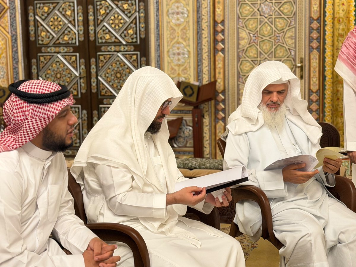 quranahsa's tweet photo. قام رئيس مجلس إدارة الجمعية فضيلة الشيخ ناصر بن محمد النعيم والمدير التنفيذي للجمعية الدكتور سليمان بن إبراهيم الحصين ومدير مكتب المبرز الشيخ صالح بو عبيد يرافقهما مدير إدارة الشؤون التعليمية الدكتور محمد عطران بزيارة إلى مجمع حلقات جامع الشيخ عبدالله النعيم رحمه الله يوم الأربعاء 5 ربيع الآخر 1448 هـ الموافق 16 سبتمبر 2026 م

وتهدف الزيارة إلى الاطلاع على سير الحلقات القرآنية للفصل الدراسي الأول والوقوف على مستوى انتظام العملية التعليمية ومتابعة جهود المعلمين والطلاب في مسيرتهم في حفظ كتاب الله وتعلمه.

وتأتي هذه الزيارة ضمن حرص الجمعية على المتابعة الميدانية لحلقاتها القرآنية والارتقاء بجودة التعليم القرآني وتعزيز البيئة التعليمية المحفزة للطلاب
