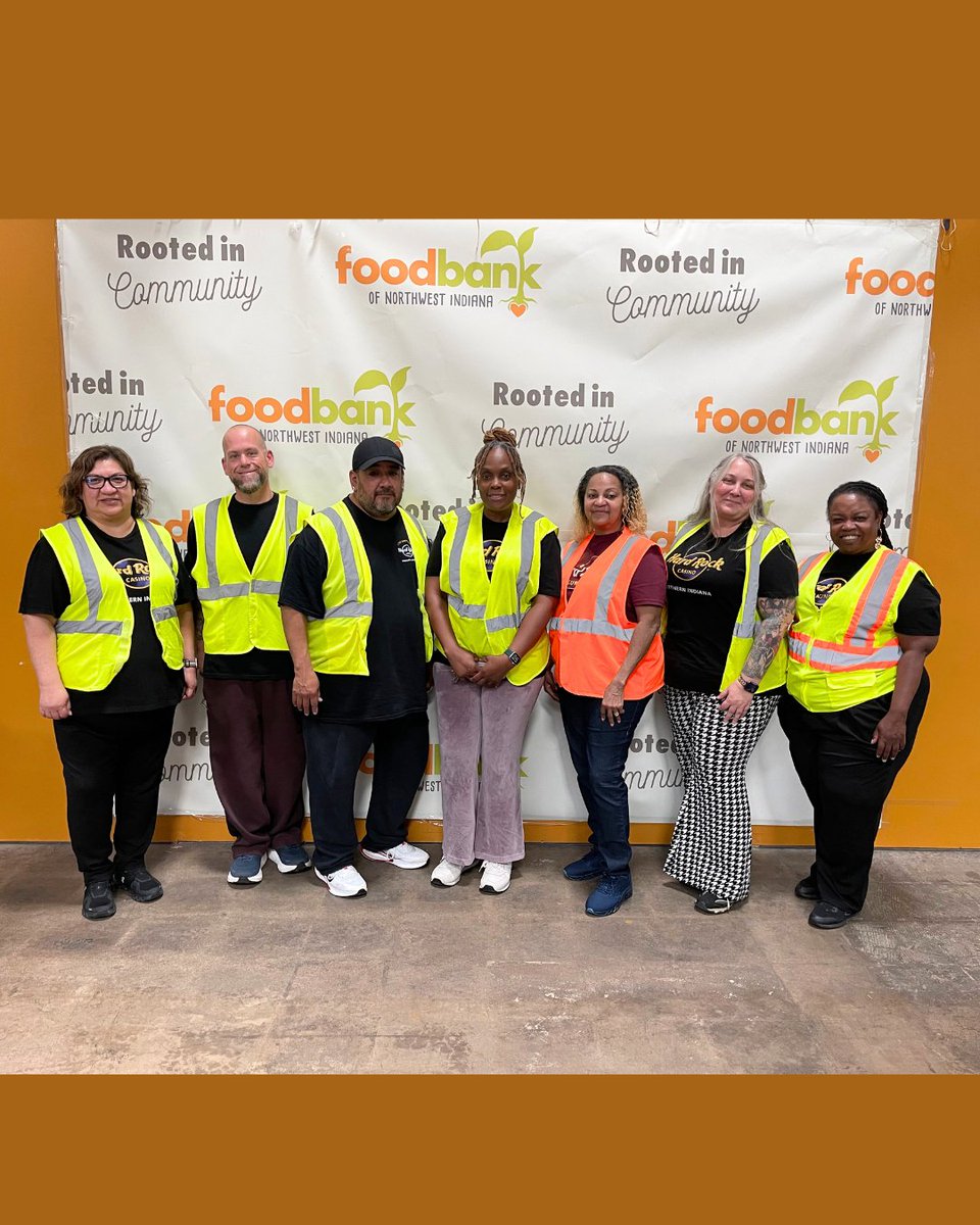 HRCasinoIndiana's tweet photo. Giving back is always a winning hand. ❤️ Our Team Members recently volunteered at the Food Bank of NWI, helping sort & box non-perishable food items for local families in need. Together, we're proud to support our community & make a difference. #LoveAllServeAll #TakeTimeToBeKind https://t.co/0Ex0TYkXv0