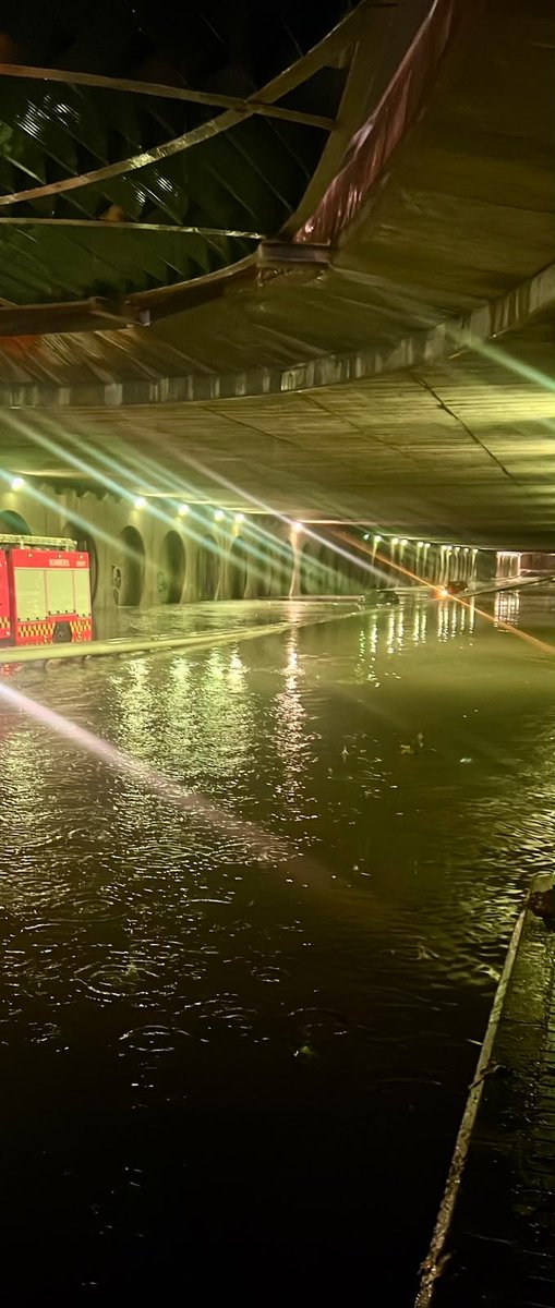 policialocalvlc's tweet photo. ⚠️ ATENCIÓN

En estos momentos permanecen cerrados la mayoría de los túneles de València y del área metropolitana.

🚫 Insistimos: evitad circular por túneles y zonas inundables.

🙏 Máxima precaución y seguid las indicaciones de los servicios de emergencia. https://t.co/7Bxo0GehoY