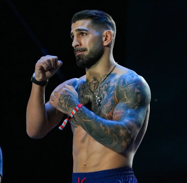 CagePulse_'s tweet photo. 🚨 Ilia Topuria geri döndü!

"Son tıbbi testler de tamamlandı. Geri döndüm. Bunca zamandır hakkımda konuşup beni gözden çıkaran tüm palyaçolara söylüyorum: İşte buradayım. Şimdi bakalım kimin yüreği var.

Desteğini gösteren herkese teşekkürler. Bir dahaki sefere Justin’in eldivenlerini de kontrol ettireceğim; garip bir şeyler sürmesin diye. Yakında görüşürüz."