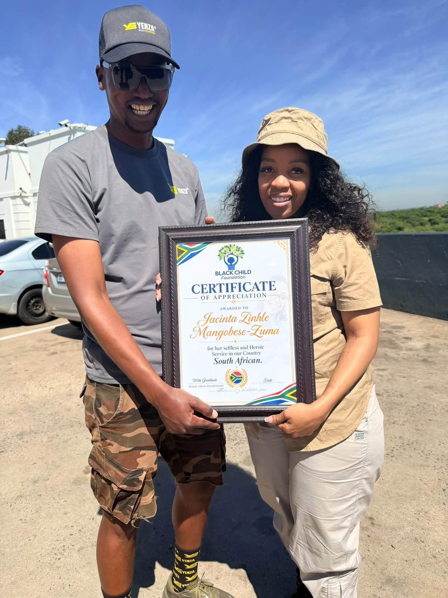JacintaNgobese's tweet photo. Today I was so honoured to receive this humbling piece of recognition from Scelo Ndwandwe, who had just walked all the way from JHB to DBN in 15days with his team under the Black Child Foundation, Ubuntu Charity Walk 🙏🏻🇿🇦 I am deeply humbled by this recognition https://t.co/4ua7TGRviM