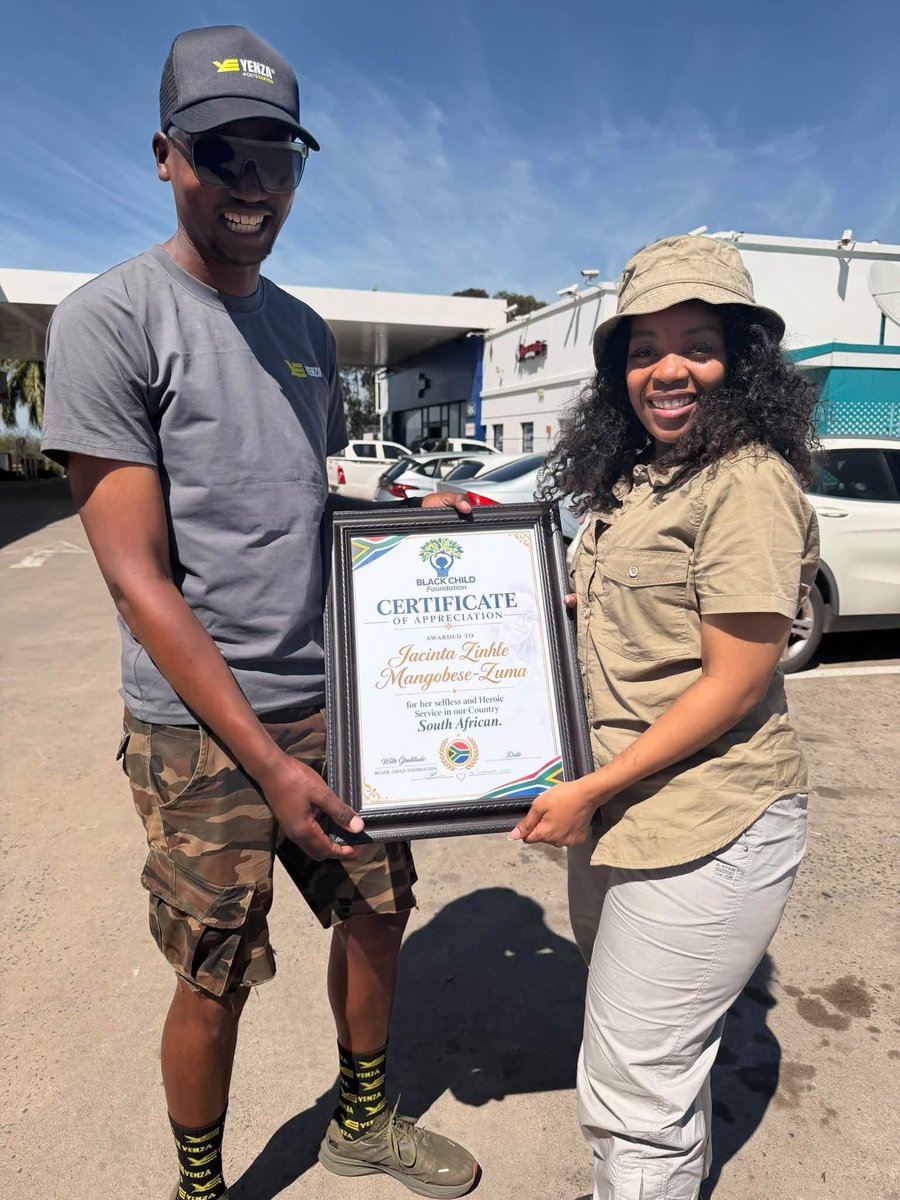 JacintaNgobese's tweet photo. Today I was so honoured to receive this humbling piece of recognition from Scelo Ndwandwe, who had just walked all the way from JHB to DBN in 15days with his team under the Black Child Foundation, Ubuntu Charity Walk 🙏🏻🇿🇦 I am deeply humbled by this recognition https://t.co/4ua7TGRviM