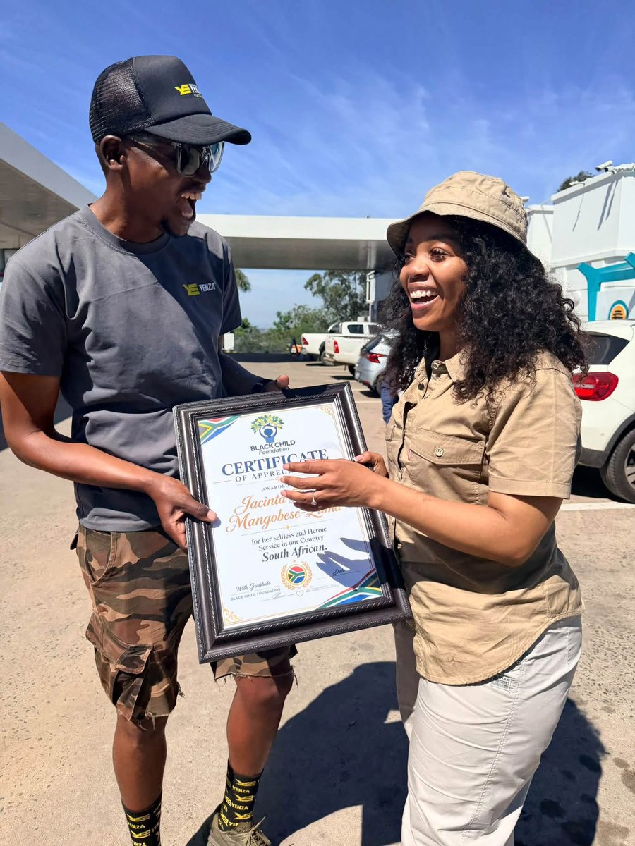 JacintaNgobese's tweet photo. Today I was so honoured to receive this humbling piece of recognition from Scelo Ndwandwe, who had just walked all the way from JHB to DBN in 15days with his team under the Black Child Foundation, Ubuntu Charity Walk 🙏🏻🇿🇦 I am deeply humbled by this recognition https://t.co/4ua7TGRviM