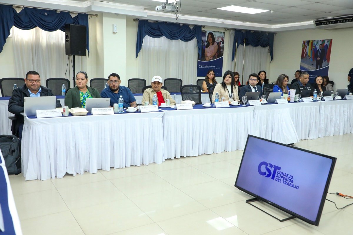 SvFesic_'s tweet photo. La comisión técnica que analiza la Modernización de los Tiempos de Trabajo continúa desarrollando reuniones con diferentes sectores para conocer sus propuestas y perspectivas.

El ministro de Trabajo, @RolandoCastroSv, destaca que este proceso busca construir una reforma laboral que promueva condiciones dignas para los trabajadores y contribuya a la productividad del país.