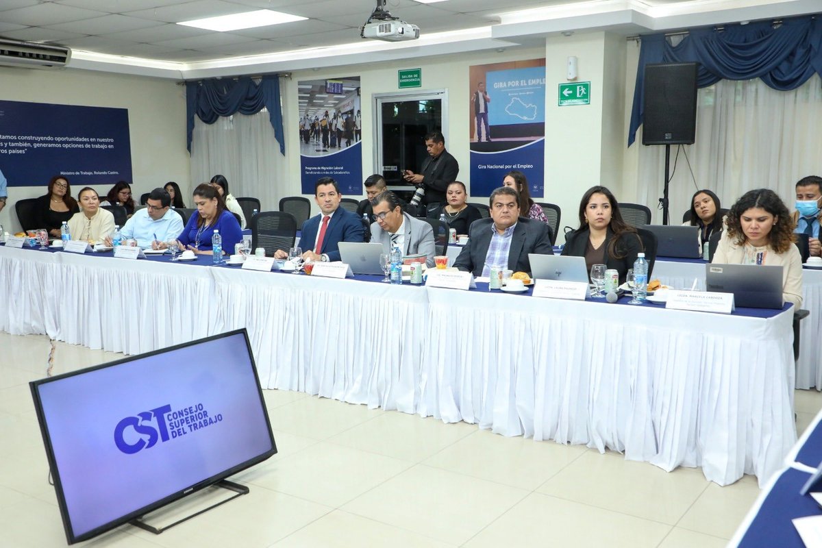 SvFesic_'s tweet photo. La comisión técnica que analiza la Modernización de los Tiempos de Trabajo continúa desarrollando reuniones con diferentes sectores para conocer sus propuestas y perspectivas.

El ministro de Trabajo, @RolandoCastroSv, destaca que este proceso busca construir una reforma laboral que promueva condiciones dignas para los trabajadores y contribuya a la productividad del país.