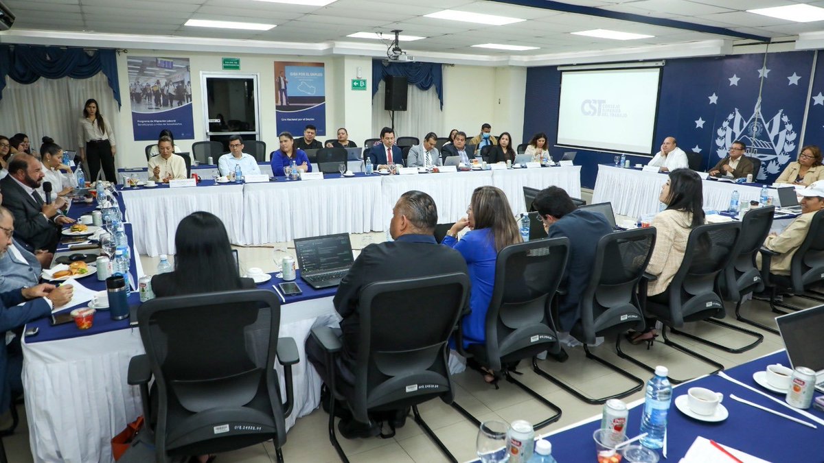 SvFesic_'s tweet photo. La comisión técnica que analiza la Modernización de los Tiempos de Trabajo continúa desarrollando reuniones con diferentes sectores para conocer sus propuestas y perspectivas.

El ministro de Trabajo, @RolandoCastroSv, destaca que este proceso busca construir una reforma laboral que promueva condiciones dignas para los trabajadores y contribuya a la productividad del país.