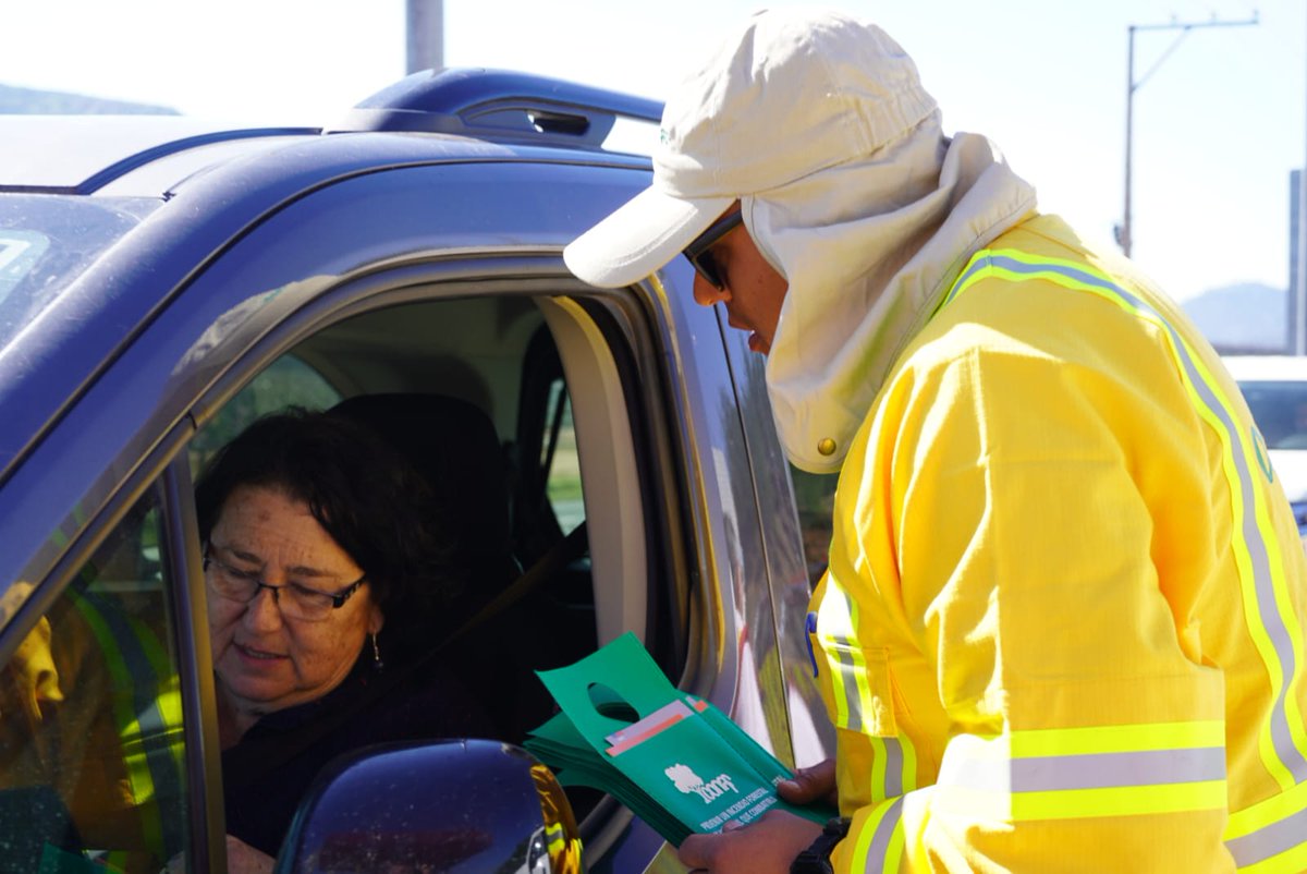 conaf_nuble's tweet photo. ¡Seguimos en modo prevención ante Fiestas Patrias! 🚫🔥 Equipo de @conaf_nuble desplegó hoy un operativo carretero en el Peaje Chaimávida (#Quillón), reforzando el llamado al uso responsable del fuego y evitar  incendios forestales durante estas celebraciones 🚗🇨🇱 https://t.co/lGEs3Ww3AZ