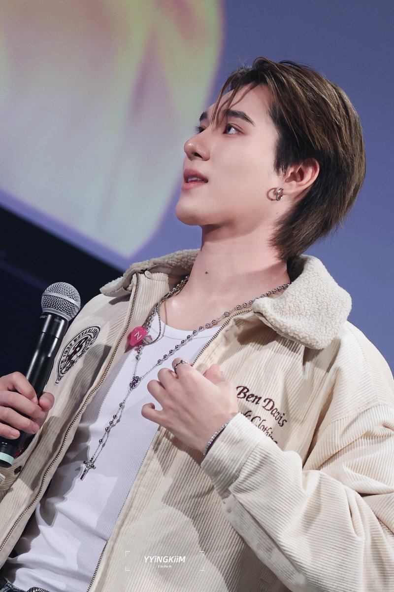lilyrubyjk's tweet photo. Sevgilisinin ona bu kadar bağımlı yapışık sahiplenici kıskanç olması o kadar normal ki başka bir şansı yoktu o böyle görünüyo🤧🤍 >•< #hirunkit_ https://t.co/qHoJYtH0Nb