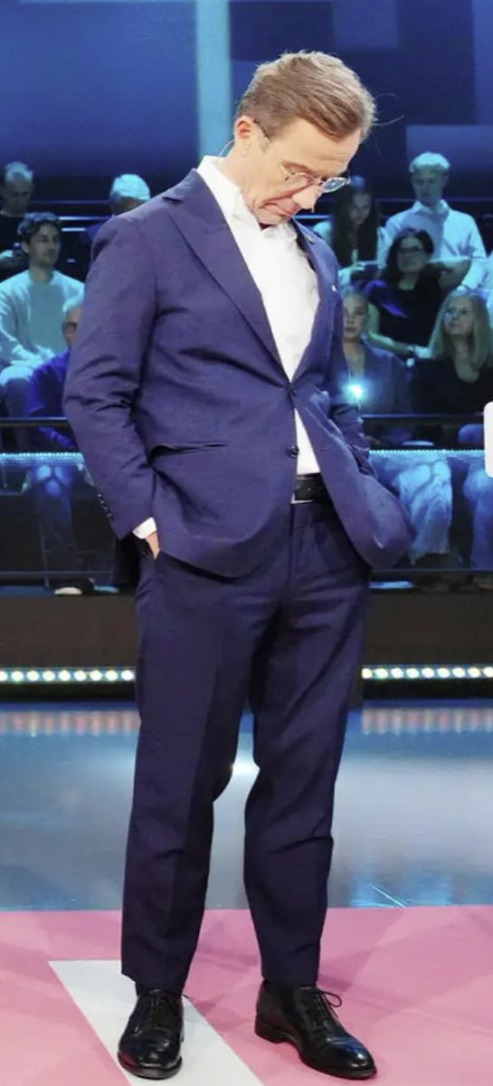 HansELundblad's tweet photo. Deppa inte Ulf, det finns ett liv efter alla mingel, festande, glamour och posering på röda mattor.

Som förstedräng på Skenheliga Birgittas Herrgård får du både jobb, mat och husrum. 

Tänk framförallt på ditt eget devis "Det lönar sig att anstränga sig" så ordnar det sig nog😊 https://t.co/qFryLXlB9b