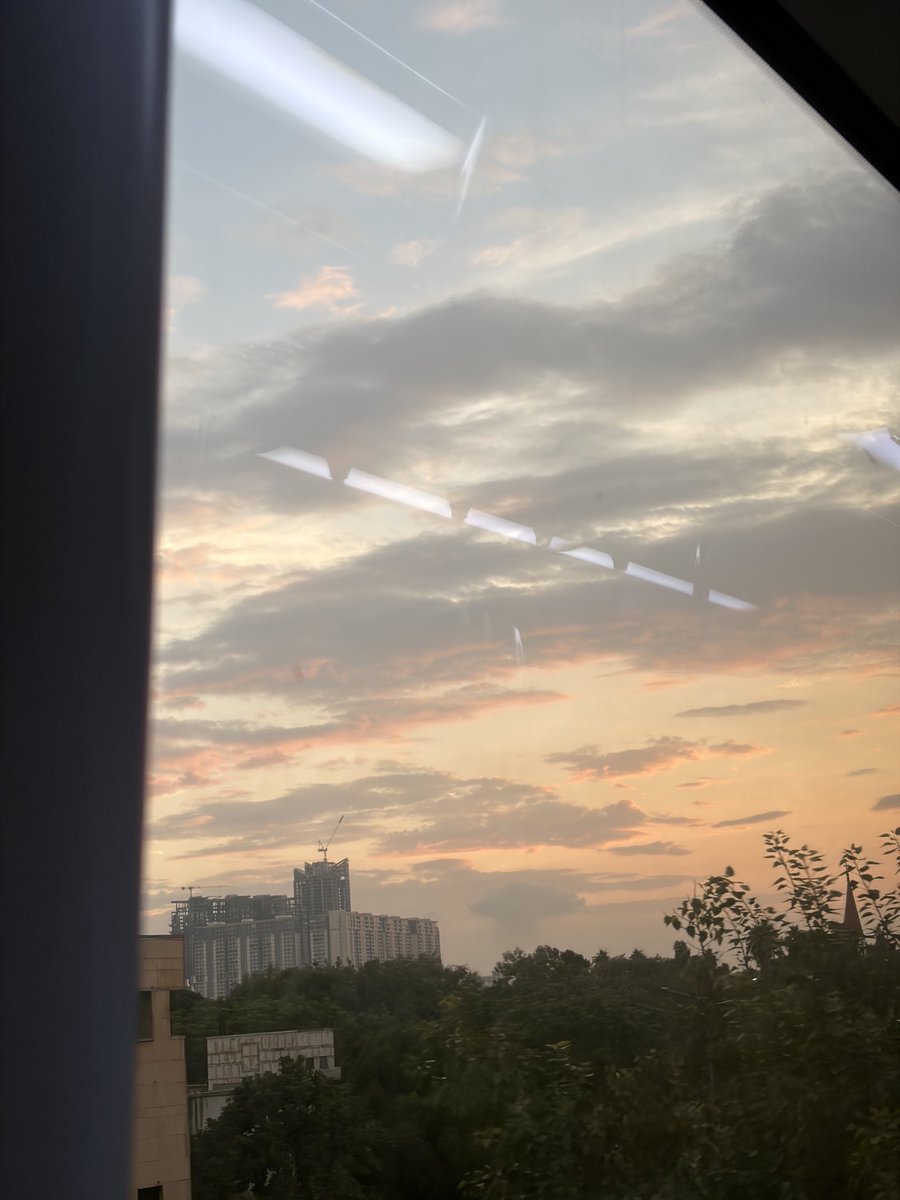 shruti_gauba's tweet photo. Fridge has Coke Zero. Friends are in town. I got told I ask good questions. Fav work cafe saved a spot for me during busiest hour. Eyes are glued to the screen. I sneak in some time to catch the sunset. Friends asked me how I’ve been, I said all is good. All is good 💐 https://t.co/1rqJx8uOcs
