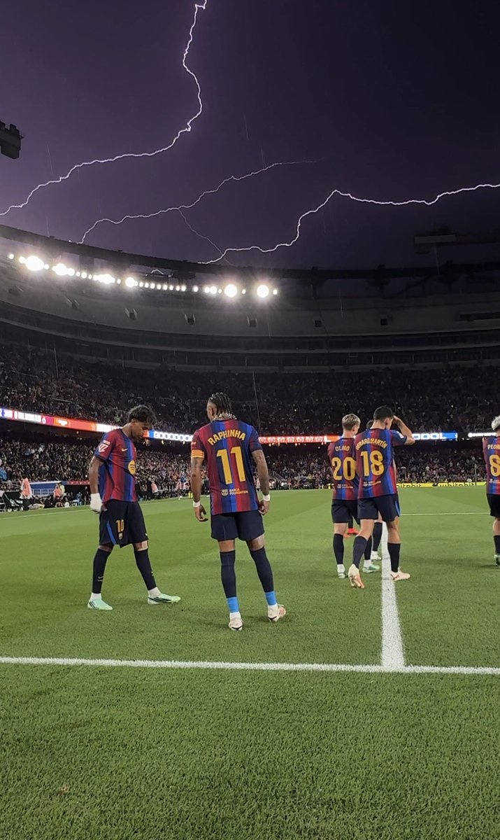 lluis7bou's tweet photo. Truena el Barça bajo los rayos del Camp Nou.

Qué equipo, por favor.

Y qué gozada poder verlo y disfrutarlo desde tan cerquita. https://t.co/cLT955mLKg