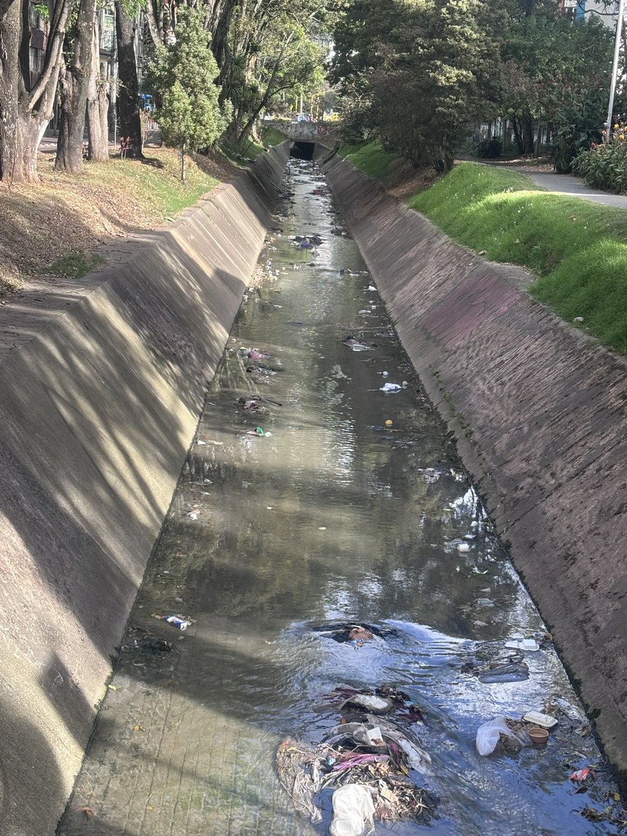 marcevalenciar's tweet photo. Necesito que esto se vuelva viral. Seguramente para algunas personas esto ya es cansón . Pero es increíble la decidía de @AcueductoBogota @AguasBogota señores ustedes no crearon un eje ambiental, hicieron un muladar. Esto necesita de cuidados y atención, por favor RT . Gracias https://t.co/bJUah71DvO