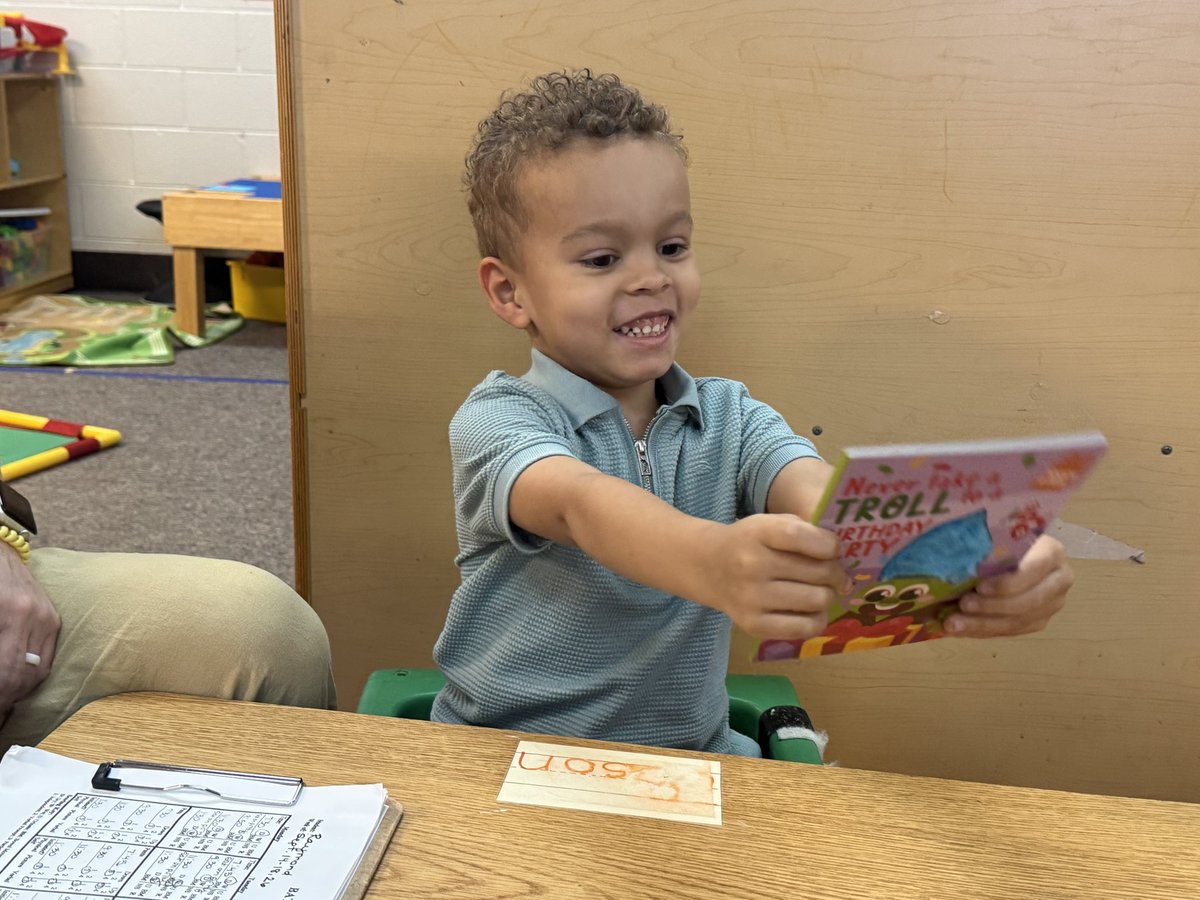 PowderSpringsES's tweet photo. Mr. Moore, Brown/Knowles, &amp; Sutton/Jean-Baptiste had some fun with our Pre-K friends reading some new sensory books 👆🏾#📖. These smiling faces were all into their books and the fun unicorn hair, gnome beard, and troll hair they could touch 🎉 https://t.co/DZqW0I9sFR