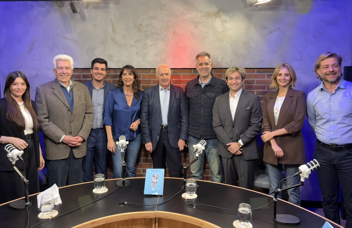 TOPOarg's tweet photo. Gracias a Roberto Lavagna y a Natalia de la Sota, junto con Francisco Zanichelli y Gonzalo Fiore Viani, por sumarse al Ciclo de Formación y Capacitación del Instituto Consenso Federal @instituto_cf 🇦🇷 https://t.co/q5AiiajpSY