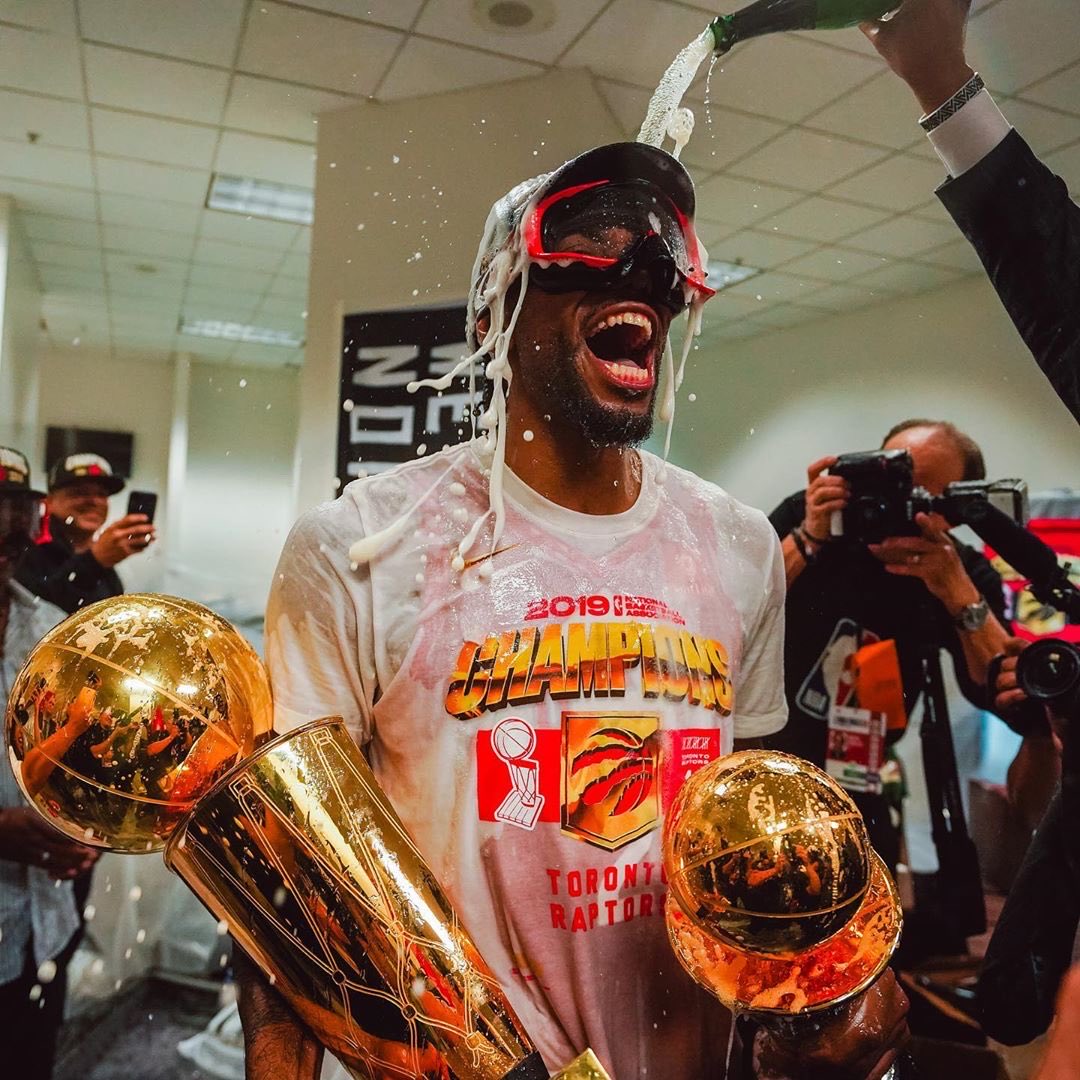 brasilcoast2's tweet photo. Kawhi Leonard explica por que escolheu retornar para o Toronto Raptors:

"Eu não estou realmente caçando títulos ou tentando encontrar o melhor time que pode vencer. 

Eu não queria vestir mil camisas. Minha família gostou da cidade. Eu curti. Meu filho nasceu aqui."

❤️🥹 https://t.co/KVdINjybak