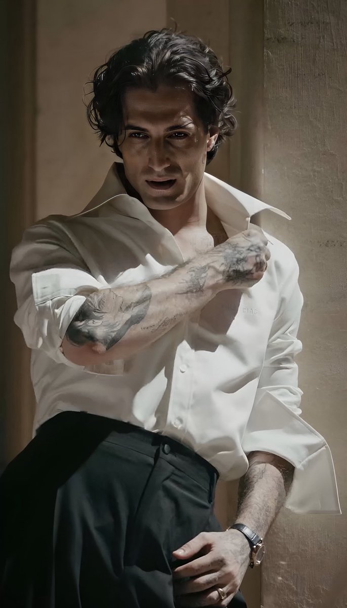 damianosource's tweet photo. 📷 | Damiano David for Vogue Italia’s October 2026 issue. Screenshots.

🔗 vogueitalia, edited by damianosource https://t.co/3BqY7oCWa1