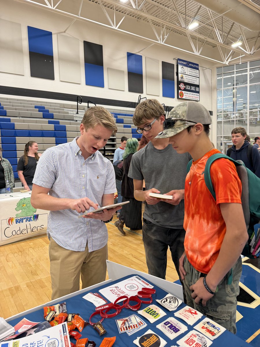 NaomiMaurer406's tweet photo. ⭐️ CHAPTER SHOUTOUT ⭐️

Big Sky Territory is giving a shoutout to the Gallatin High School Club America chapter! 🇺🇸

Today we got to table together and connect with students around campus. The Gallatin team did an awesome job getting students involved, and we had multiple students take the pledge to vote! 👏🏼

So proud of this chapter and all the work they’re putting in! Keep it up, Gallatin! ❤️🤍💙

@TPUSA @tpusastudents @AbetheRemnant