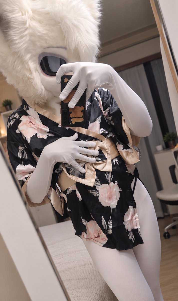 JagaUsa91's tweet photo. 異国の服は不思議ですね!
この紐を解いてくれますか~🤍
This costume is interesting! 
Why don't you untie this ribbon?🤍
-
#FursuitEveryday https://t.co/QX3neUn1mX