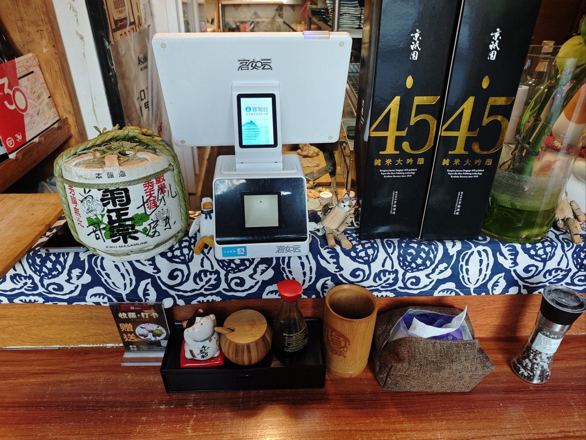posyb364191's tweet photo. [Midnight bite: a warm bowl of tonkotsu ramen, soft steamed rice, and the quiet glow of a paper lantern—your late night pick-me-up is here.]， https://t.co/hhJJP1CbJR
