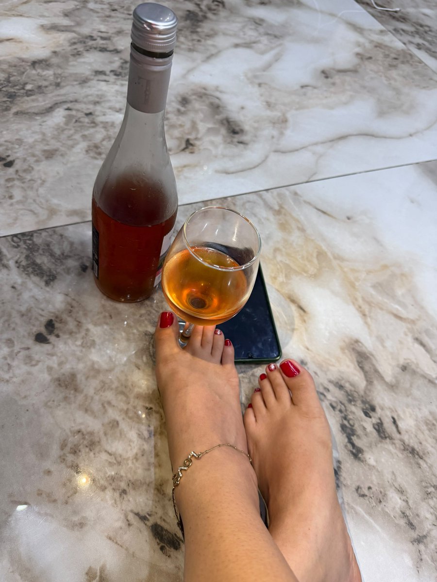 piessdivinos's tweet photo. Brindo por ustedes 💝💋👣
@FeetFinder https://t.co/bcDEYq33Wy