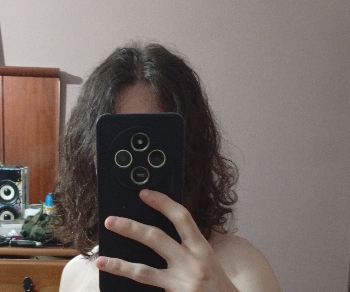Schizo_Behavior's tweet photo. idk whether to let my hair grow below my shoulders, this is the first time in my life it's this long and just now im starting to like how it looks besides im terrified of getting a fucked up haircut https://t.co/dOkYadlURn