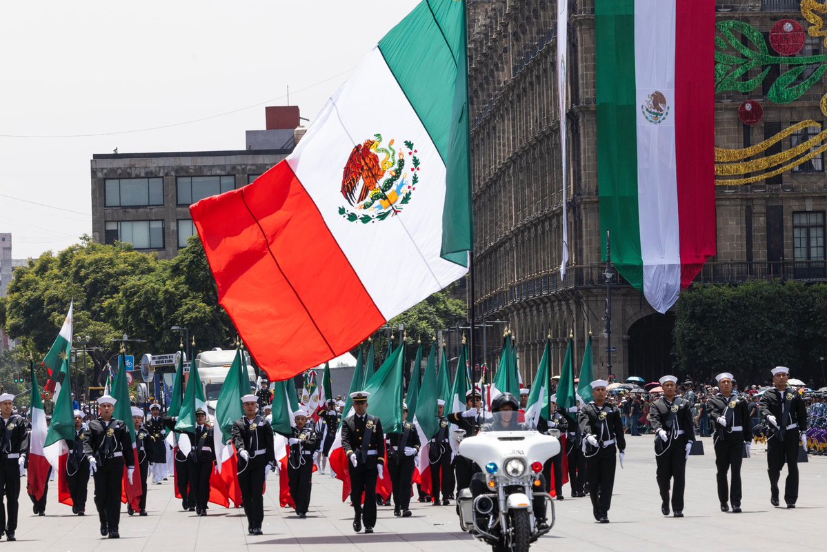 Claudiashein's tweet photo. Desfile militar conmemorativo por los 216 años del inicio de la Independencia. https://t.co/t4zx44X5bo