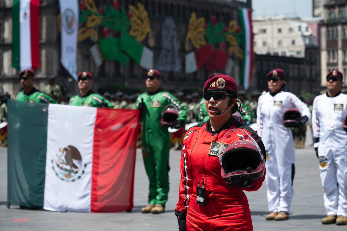Claudiashein's tweet photo. Desfile militar conmemorativo por los 216 años del inicio de la Independencia. https://t.co/t4zx44X5bo