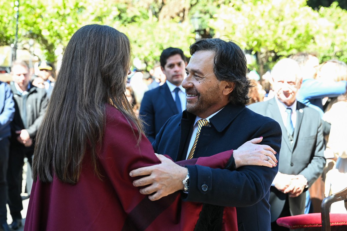 VickyVillarruel's tweet photo. Ayer participé con profunda emoción de la procesión del Señor y la Virgen del Milagro, en Salta.

Una jornada de fe, tradición y encuentro que reúne a miles de argentinos y que forma parte de la identidad, la historia y la cultura de esta querida provincia.

Agradezco profundamente a todos los salteños por recibirme y permitirme compartir este momento tan especial, de profunda significación para quienes mantienen viva esta tradición año tras año.

Que el Señor y la Virgen del Milagro bendigan a todos los salteños y a cada argentino.